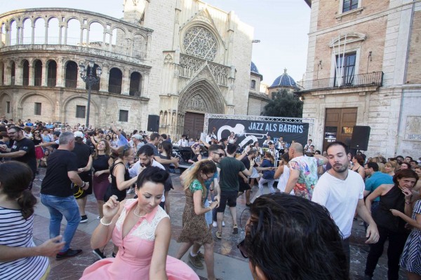 Conciertos de jazz-funk y swing llenan el Cabanyal y la plaza de la Virgen 
