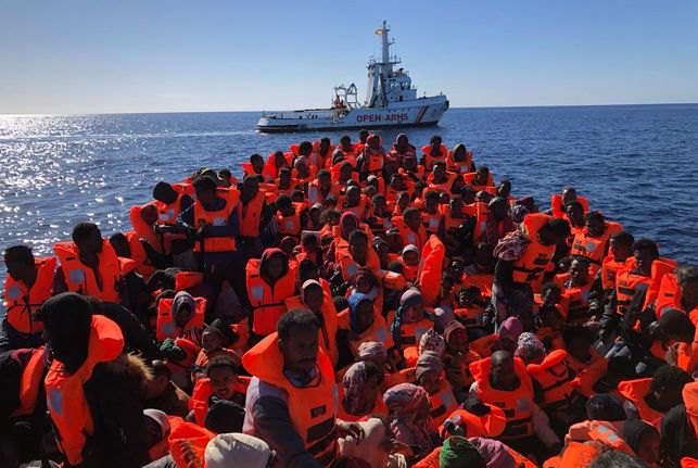 El Gobierno autoriza el desembarco de 59 migrantes rescatados frente a Libia en Barcelona