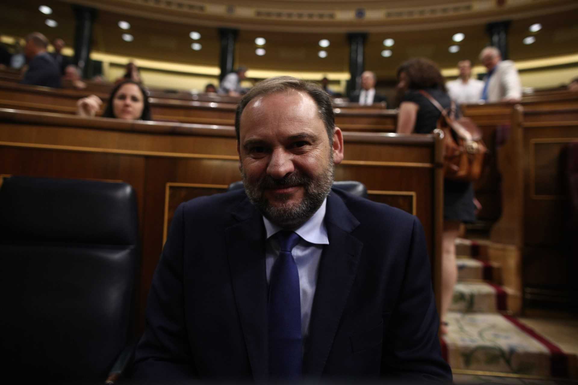 Ábalos sostiene que invertir en infraestructuras en Cataluña ayudará al 