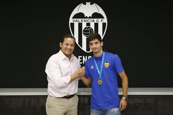 El Valencia renueva al canterano Pascu hasta 2020
