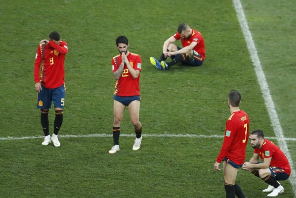 España, cuatro once diferentes, 17 jugadores y solo un triunfo