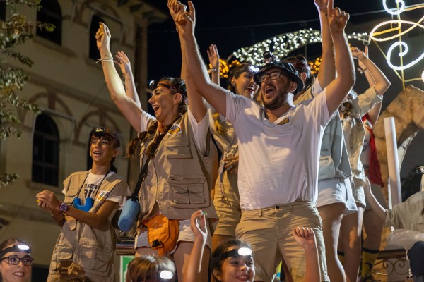 Desfile de carrozas en las fiestas de Sant Joan d'Alacant (Fotos: PEPE OLIVARES)