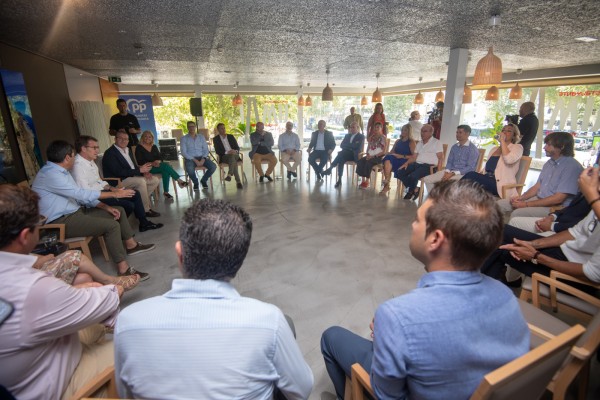 Reunión de Alberto Núñez Feijóo con empresarios turísticos de la Costa Blanca (Fotos: RAFA MOLINA)