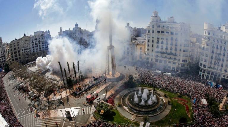 Miles de personas se agolpan para ver una de las mascletaes de Fallas. Foto: EFE - 