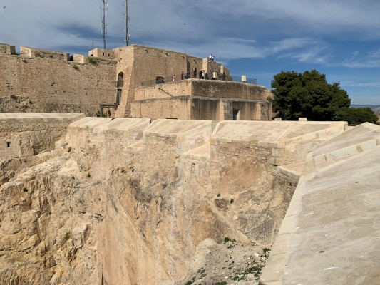 La restauración del Baluarte de la Mina en el Castillo de Santa Bárbara (Fotos: Ayuntamiento de Alicante)