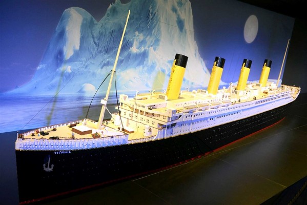 València instala una exposición con 120 piezas de Lego para recorrer la historia del transporte