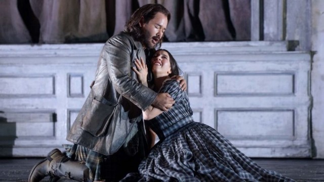 Vamos a ver una ópera a la plaza del pueblo 