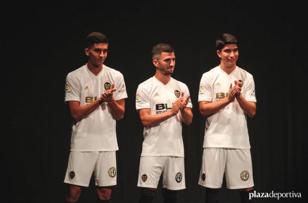 Con pantalón negro o blanco... doy todo mi apoyo al Centenario