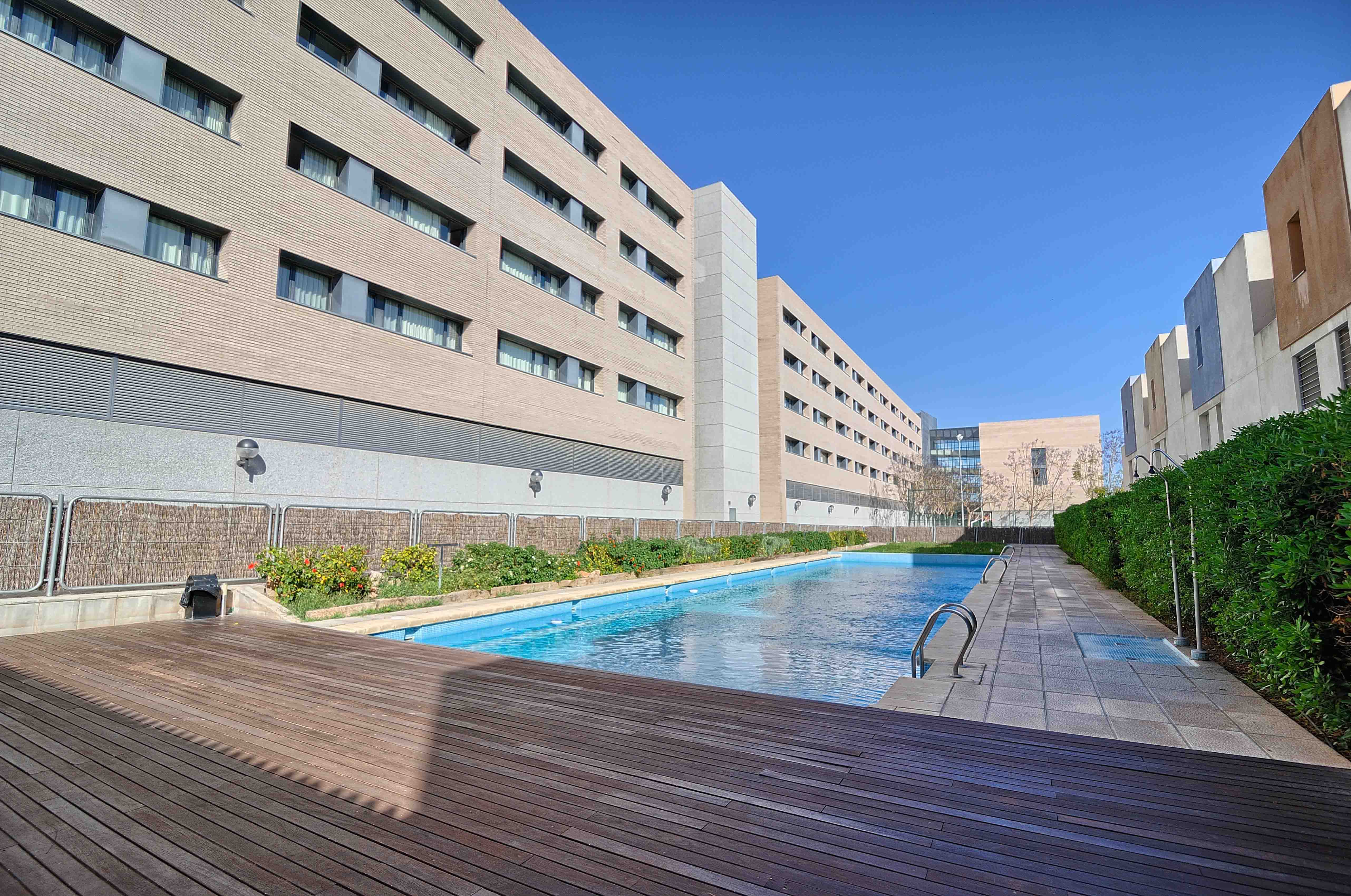 Piscina de la Villa Universitaria, en una imagen promocional - 