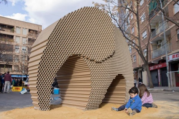 Una falla hecha de tubos de cartón: premio nacional de arquitectura efímera