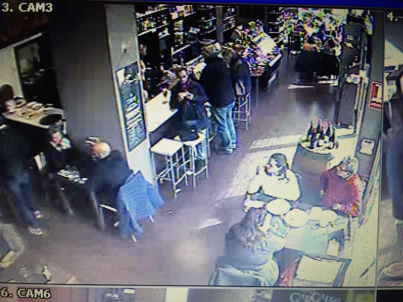 Imagen de la cámara de seguridad con uno de los denunciados, de pie, haciendo fotos. - 