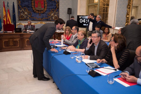PP y PSOE, a la greña por la cancelación del plan de ajuste y la contratación de personal