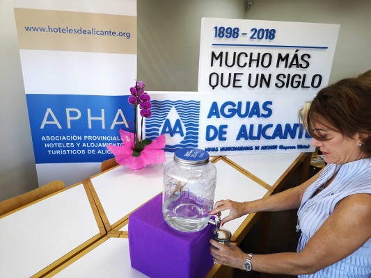 Aguas de Alicante y 20 hoteles promocionan el agua del grifo para reducir el uso de plástico