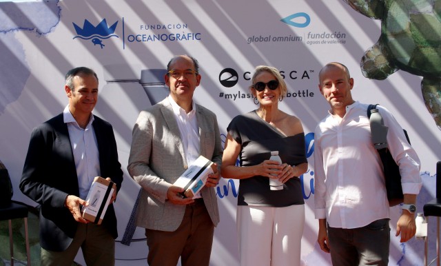 Oceanogràfic y Aguas de Valencia respaldan la botella que propicia el consumo de agua del grifo