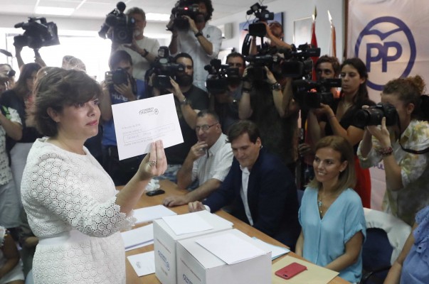 Sáenz de Santamaría gana las primarias pero habrá segunda guerra en el PP