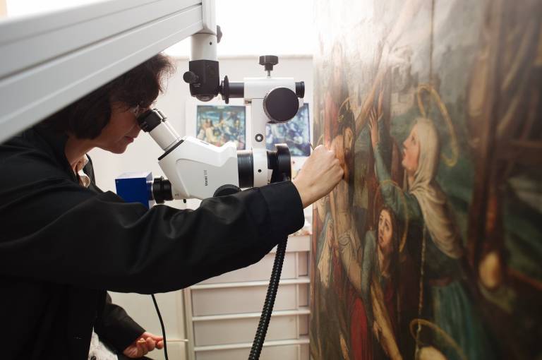 Restauradora del IVACOR con una obra de la escuela de Juan de Juanes propiedad de la Catedral de Valencia  - 