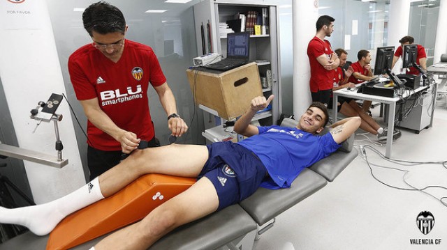 Jugadores del Valencia realizan pruebas médicas y el martes saldrán al césped