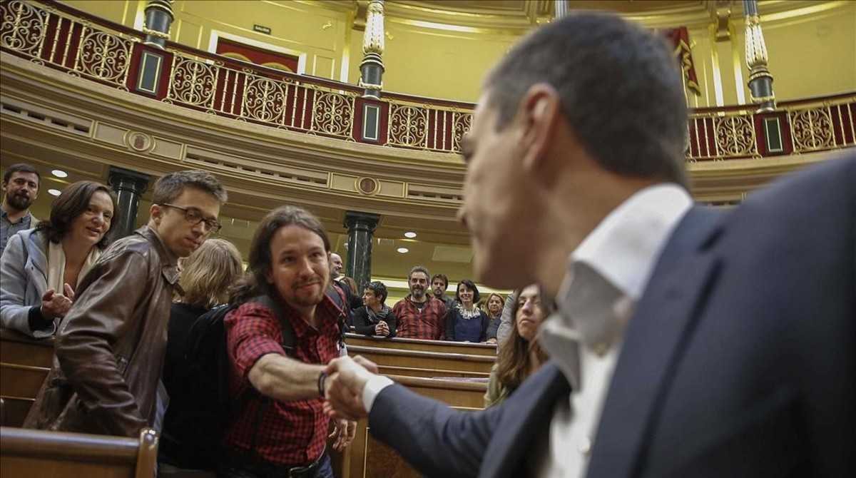 Errejón enfoca el apretón de manos entre el líder de Unidos Podemos, Pablo Iglesias, y el presidente del Gobierno Pedro Sánchez (Foto: PACO CAMPOS/EFE) - 