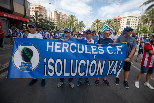 Los aficionados del Hércules se manifiestan exigiendo la marcha de Ortiz (Fotos: Rafa Molina)