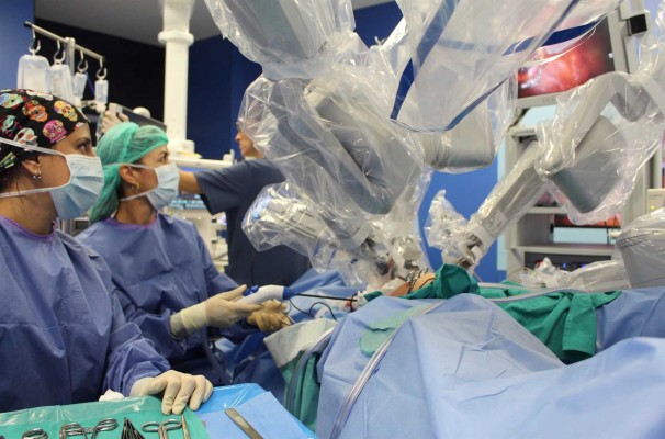 El Hospital General de València apuesta por la cirugía robótica con el Da Vinci