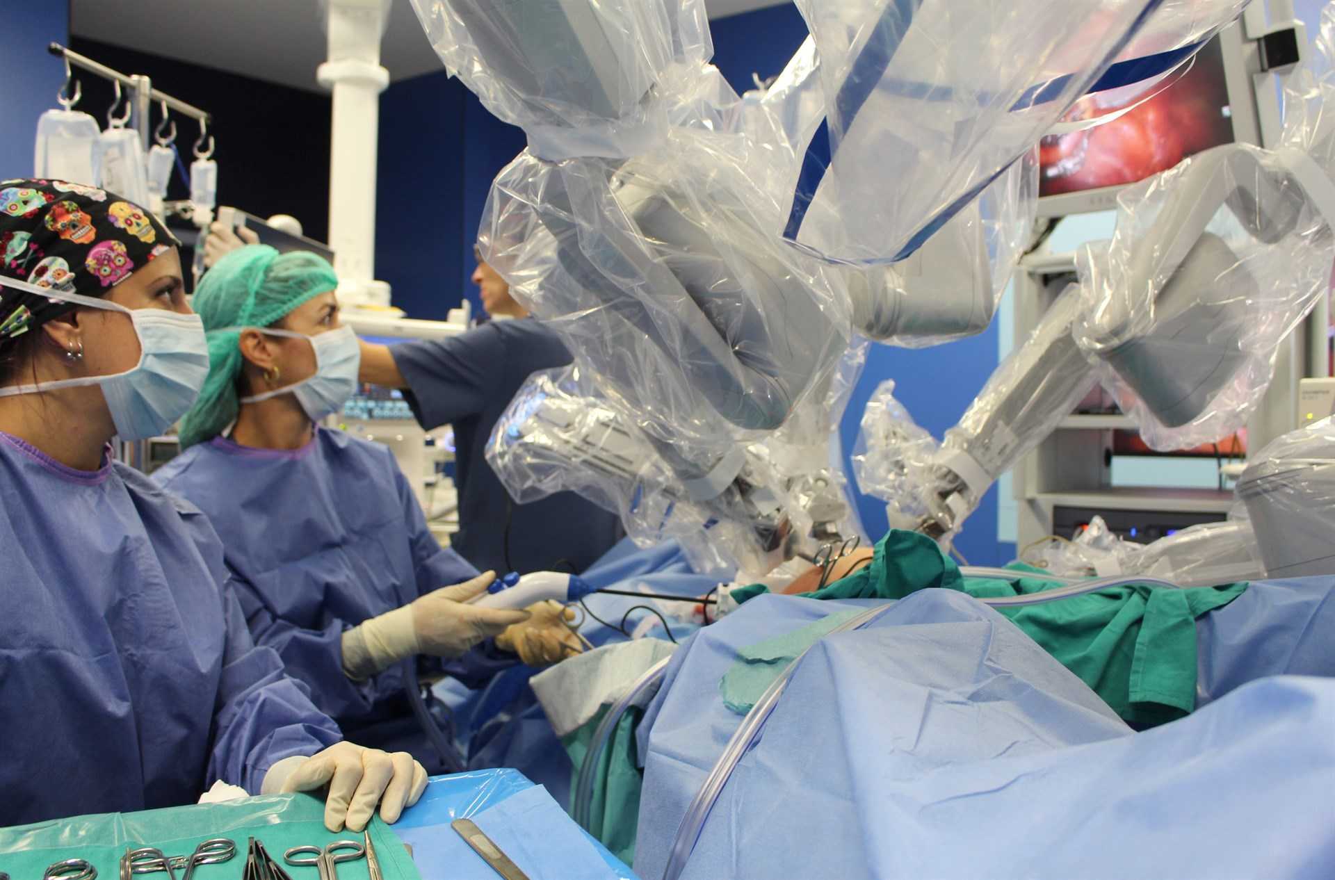 El Hospital General de València apuesta por la cirugía robótica con el Da Vinci