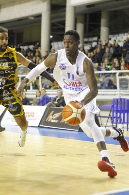 El HLA Alicante renueva un año más al alero Kingsley Sam

