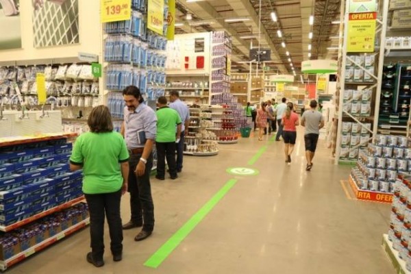 València y Leroy Merlin se alían en la contratación de parados en situación de vulnerabilidad