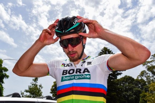 Sagan se impone en un final caótico y se enfunda el maillot amarillo