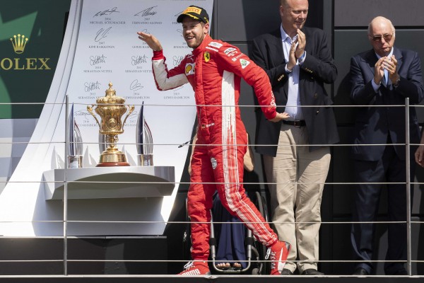 Vettel gana en la locura final de Silverstone y amplía su liderato del Mundial
