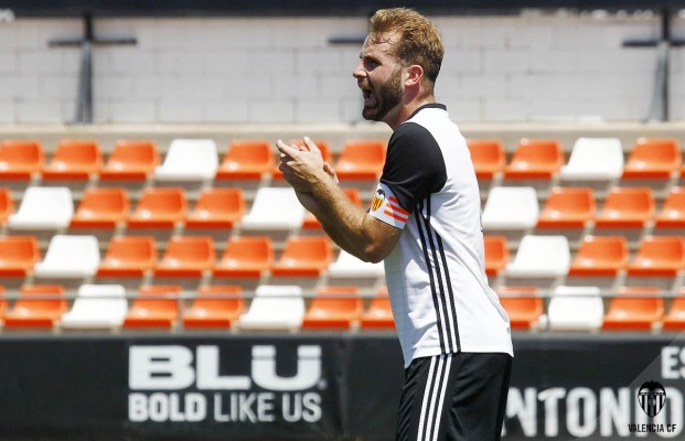 Carlos Badal renueva hasta 2020 y jugará en el Valencia Mestalla