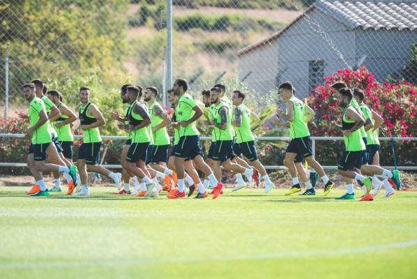 La plantilla se calza las botas en el primer día sobre el césped de Buñol