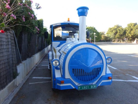Xàbia cierra al tráfico la cala de la Granadella y activa el tren turístico para los visitantes
