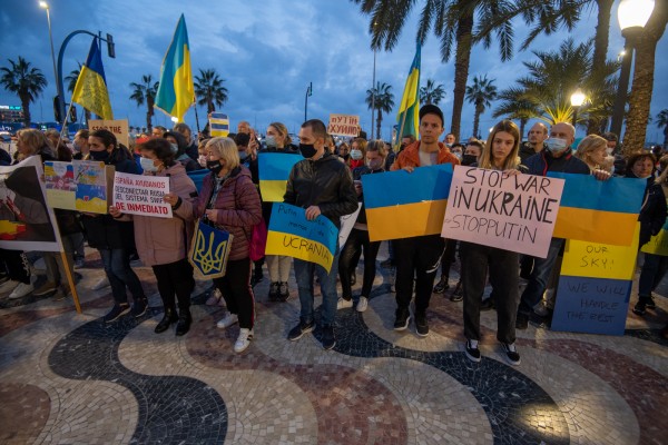 Protesta de ciudadanos de Ucrania en Alicante contra la guerra (fotos RAFA MOLINA)