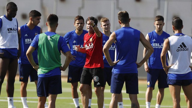 La plantilla del Valencia abre jornada con dobles sesiones de trabajo