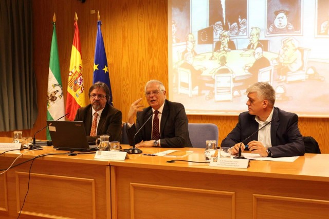 Borrell confirma que cesará a Morenés y a Moragas y decidirá los relevos en los próximos días