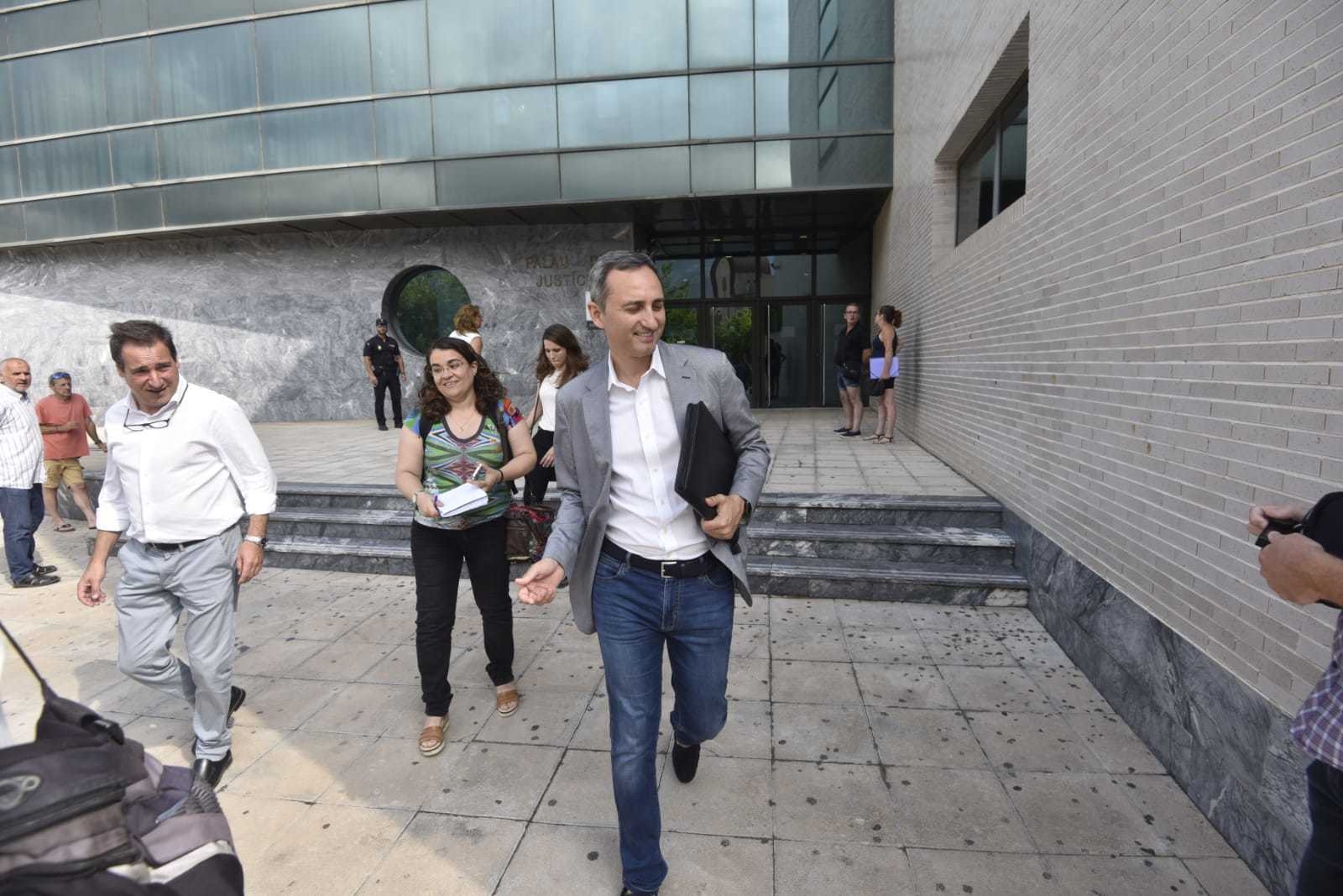 César Sánchez abandona los juzgados de Dénia, acompañado por Juan Bautista Roselló. Foto: RAFA MOLINA - 