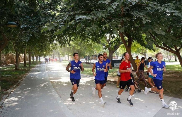 La plantilla del Valencia se ejercitó en el antiguo cauce del río Turia