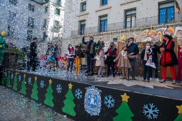 Cotillón infantil para despedir el año 2021 en Alicante (Fotos: RAFA MOLINA)