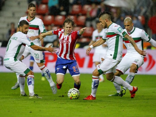 Granada y Sporting batallan por la permanencia en Los Cármenes