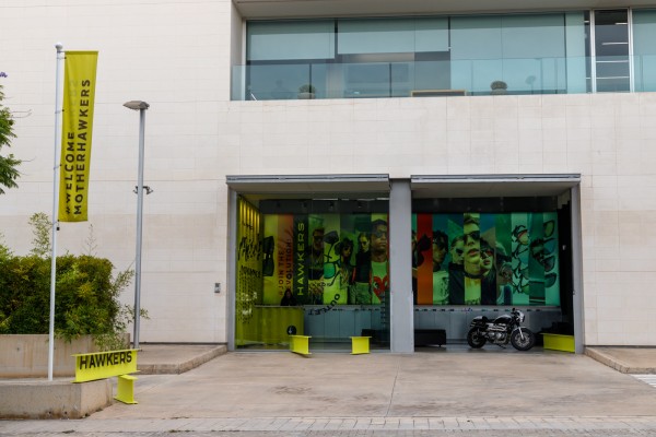 Dentro de la fábrica de Hawkers en Elche (Fotos: PEPE OLIVARES)