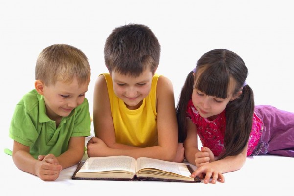 Los niños españoles invierten casi 7 horas semanales en ver la tele y apenas dos y media en leer