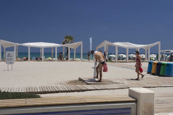 El PSOE alerta de la falta de servicios en playas de Alicante en plena temporada turística