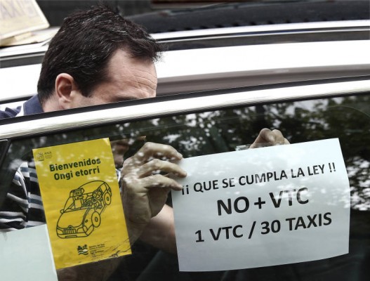 La Policía Local de Alicante denuncia a una empresa de VTC que operaba sin licencia