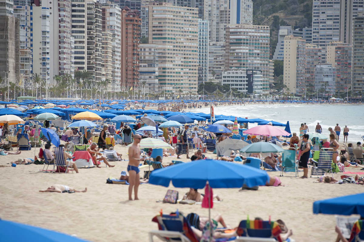 Un informe propone la suspensión temporal de certificaciones calidad de las playas de Benidorm