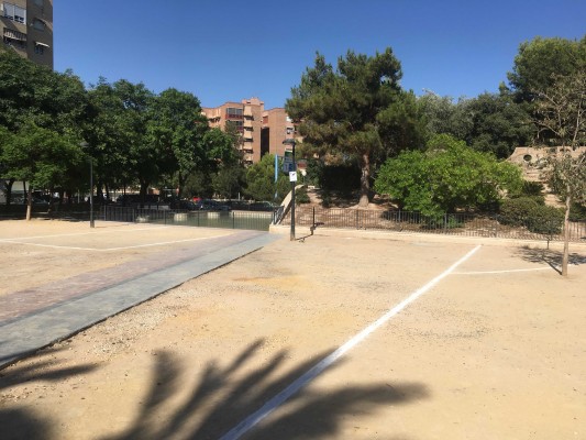 Parte de las líneas del terreno de juego del antiguo campo de La Viña decoran el albero de la plaza que ocupa hoy su espacio