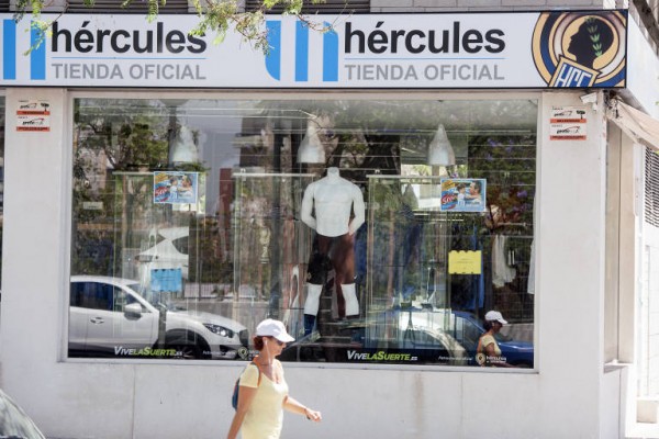 La silueta del Rico Pérez y el estribillo del himno decorarán la parte posterior de la segunda y tercera camiseta del Hércules