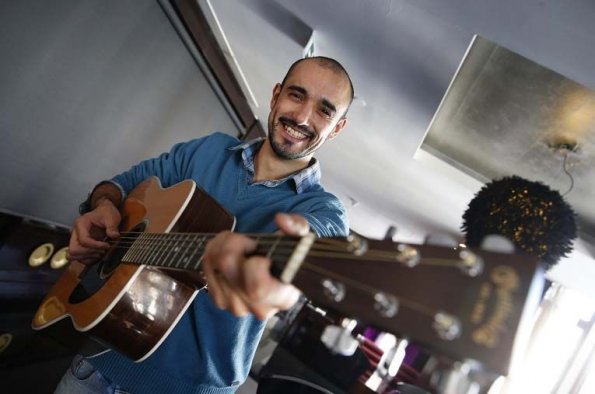 El cantante argentino Abel Pintos extiende la gira de 'La Familia Festeja Fuerte' a València