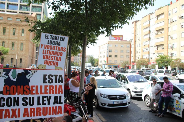 Los taxistas de València se manifiestan contra la nueva regulación horaria