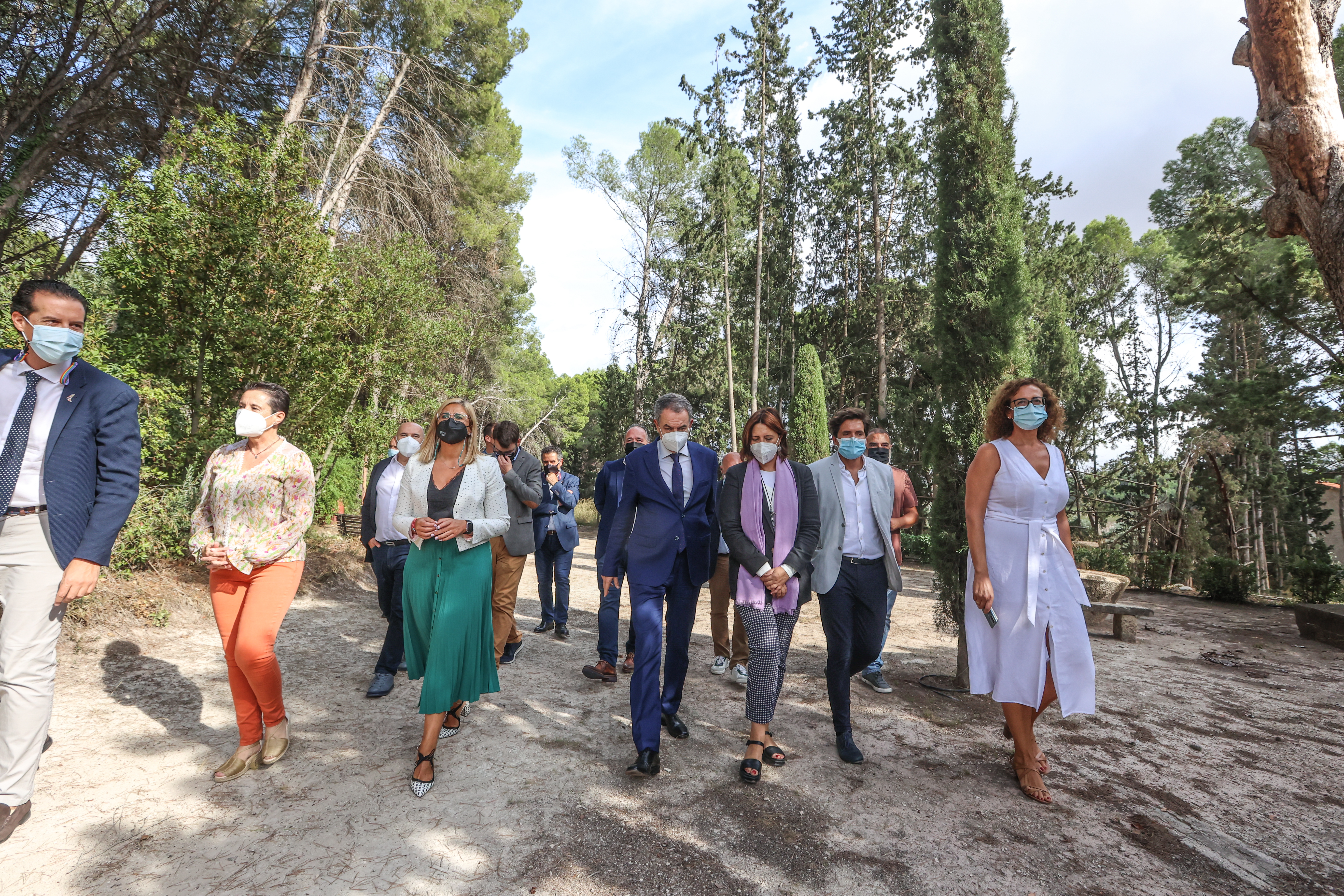 Zapatero visita El Poblet de Petrer y el Fondó de Monòver (fotos AP)