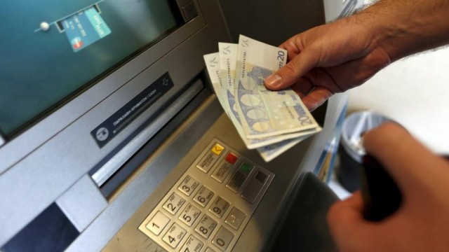 Estos son los bancos que no le cobrarán comisiones en los cajeros al viajar al extranjero